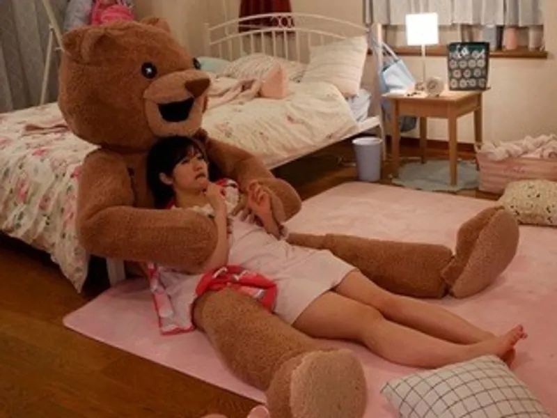 Chú cô bạn gái nhồi bông và em em học sinh ngây thơ