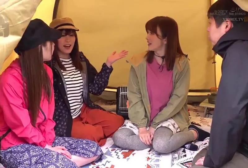 Chuyện lạ đời, người chồng thay bà xã đi cắm trại với mấy cô bạn của cô vợ ở khu phố…