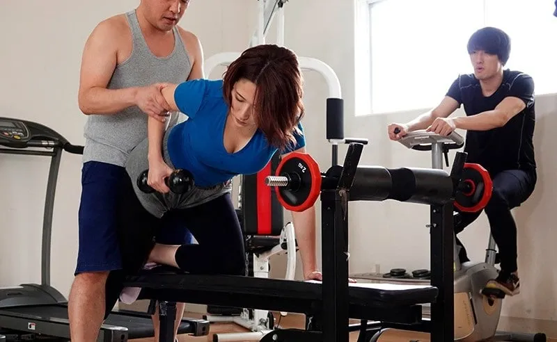 Chồng yêu phát hiện cô vợ "đi ngoài" với huấn luyện viên thể hình