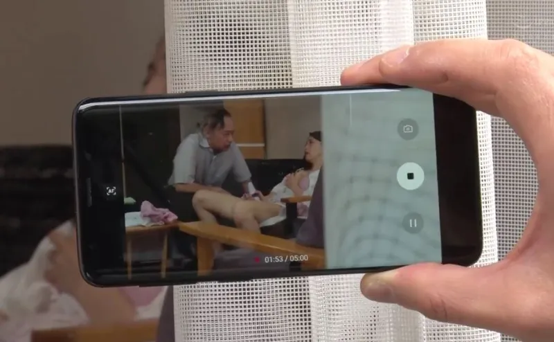 Người yêu của con trai gian díu với bố chồng bị gã cấp trên khu phố phát hiện