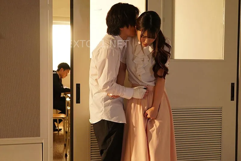 Học trò cá biệt tống tình cô giáo khi người chồng cô ấy tương tác cậu ta